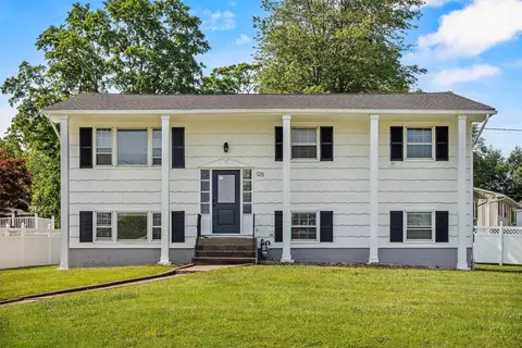 125 Lakewood Dr, Clarkstown, NY 10920