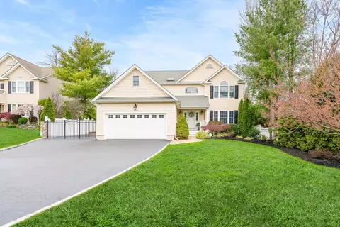 14 Franciscan Ln, Smithtown, NY 11787