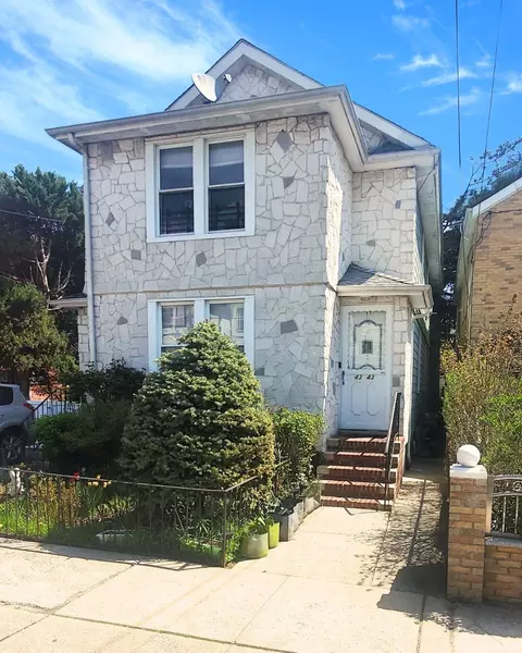 4343 166th St, Flushing, NY 11358