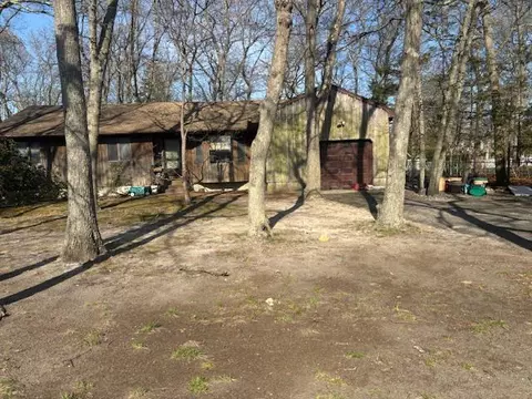 666 N Gillette Ave N, Bayport, NY 11705