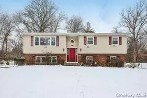 14 Westlyn Dr, Clarkstown, NY 10954