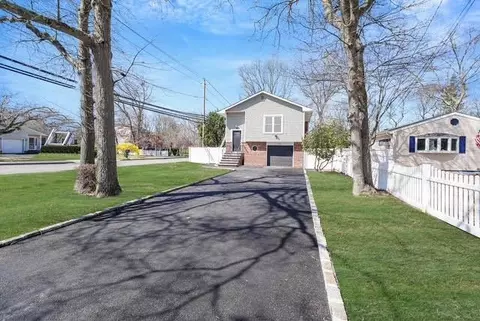 202 Pennsylvania Ave, Medford, NY 11763