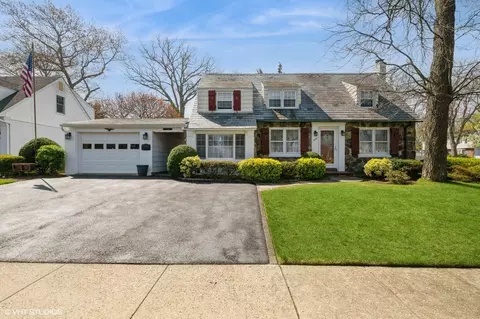 3918 Park Ave, Seaford, NY 11783