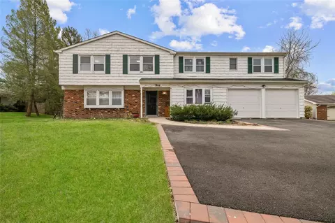 30 Brookfield Ln, Centereach, NY 11720