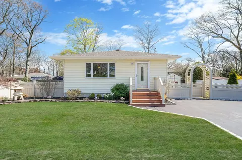 89 Alder Dr, Mastic Beach, NY 11951