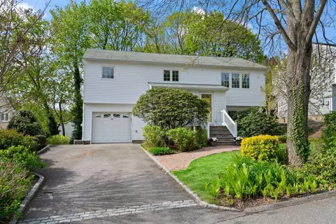 60 Monroe St, Northport, NY 11768