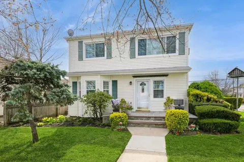 186 Stuart Rd, Valley Stream, NY 11581