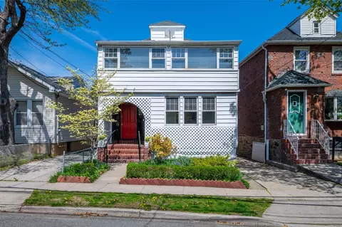 3149 Country Club Rd, New York, NY 10465