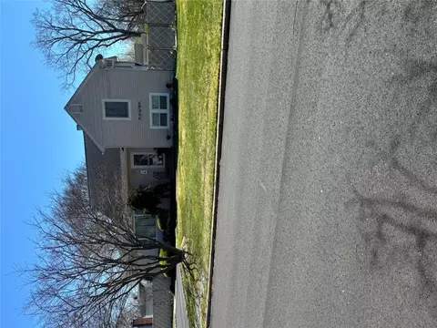 1 Leonard Ln, Centereach, NY 11720