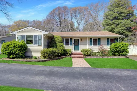 7 Fisk Rd, Holtsville, NY 11742