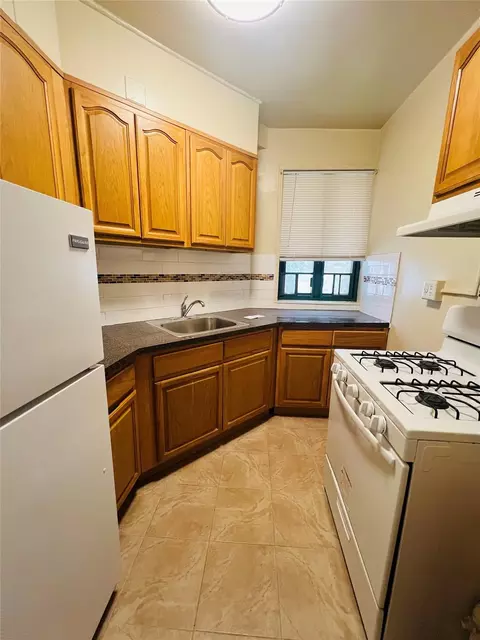 1503 Metropolitan Ave #1G, New York, NY 10462