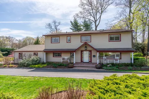 10 Redwood Dr, North Hempstead, NY 11576