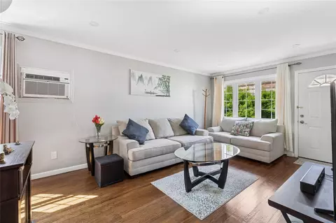 4 N 10th St, North Hempstead, NY 11040