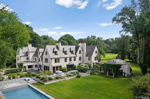 339 Duck Pond Rd, Locust Valley, NY 11560