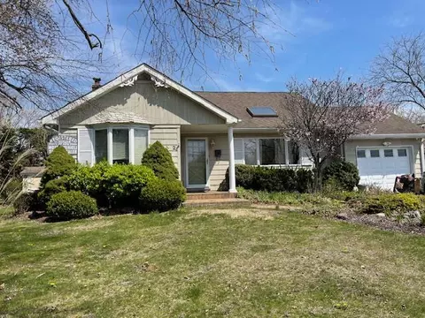 2 Bay Pl, Bay Shore, NY 11706