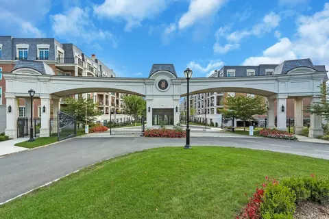 1000 Royal Ct #1107, North Hempstead, NY 11040
