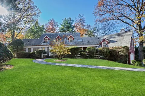 12 School House Ln, North Hempstead, NY 11020