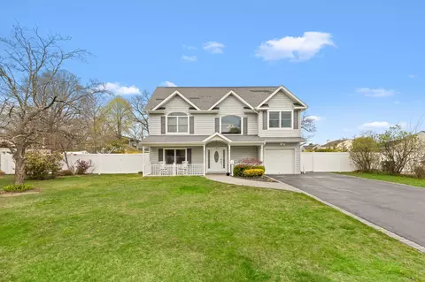 553 Rockaway St, West Islip, NY 11795