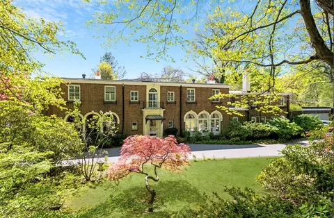 376 Beechmont Dr, New Rochelle, NY 10804