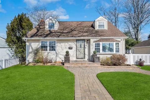 105 N Terrace Pl, Valley Stream, NY 11580
