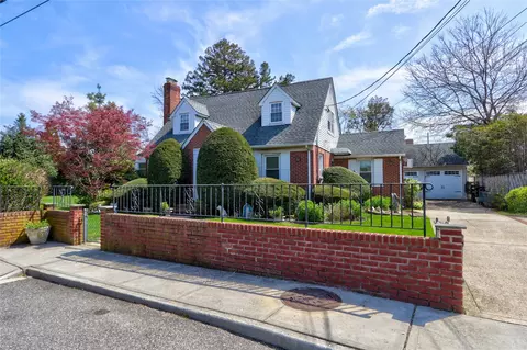 25 Milton Ct, Rockville Centre, NY 11570
