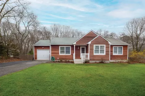 35 Woodridge Rd, Hampton Bays, NY 11946