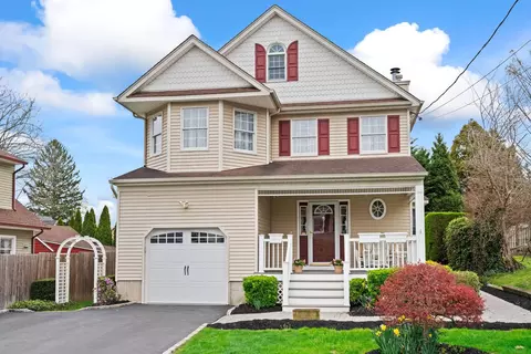 40 Sterling Ct, Huntington, NY 11743