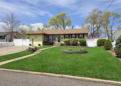 17 E Chestnut St, Central Islip, NY 11722