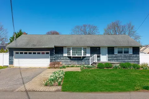 71 Garretson Ave, Islip, NY 11751