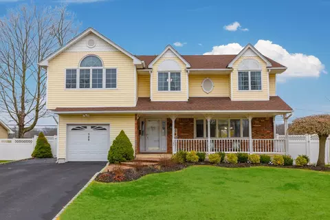 129 Fifty Acre Rd S, Smithtown, NY 11787