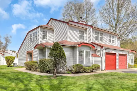 19 Hancock Ct, Coram, NY 11727