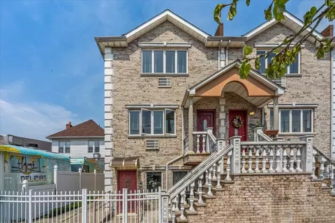6147 Grand Ave, Maspeth, NY 11378