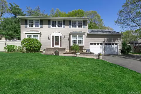 12 Cedar Ridge Ln, Dix Hills, NY 11746