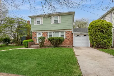 38 Floral Pkwy, Floral Park, NY 11001