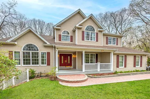 615 Pulaski Rd, Kings Park, NY 11754