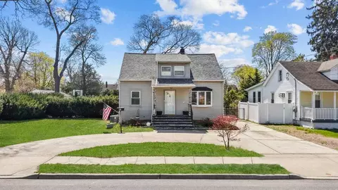 42 Bittermint St, Islip, NY 11751