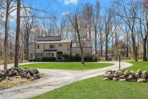 20 Schoolhouse Rd, Lewisboro, NY 10597