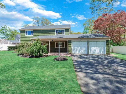 29 Barker Dr, Stony Brook, NY 11790