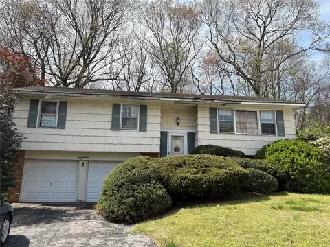 15 Stern Ct, Huntington Station, NY 11746