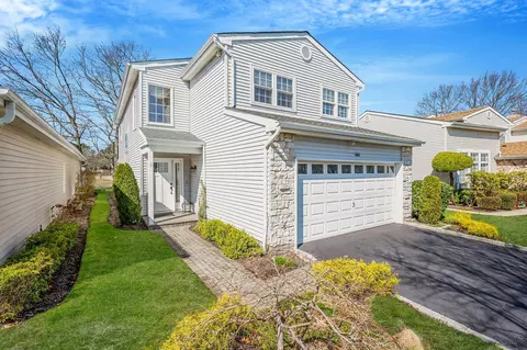 144 Fairfield Dr, Holbrook, NY 11741
