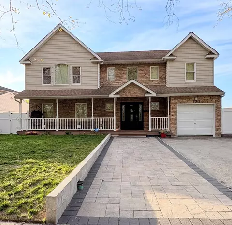 722 Palmetto Dr, Franklin Square, NY 11010