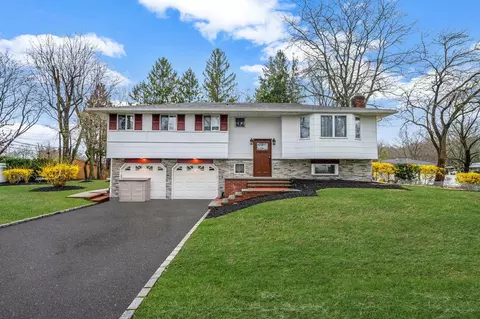 114 Dawson Dr, Greenlawn, NY 11740