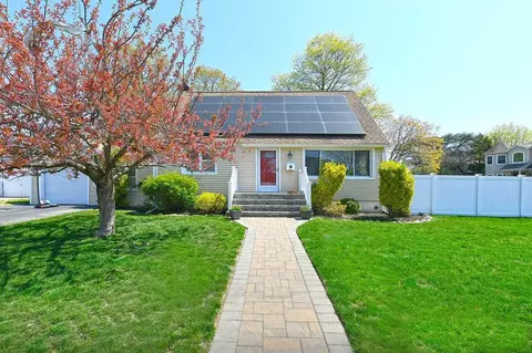 214 Maeder Ave, Merrick, NY 11566