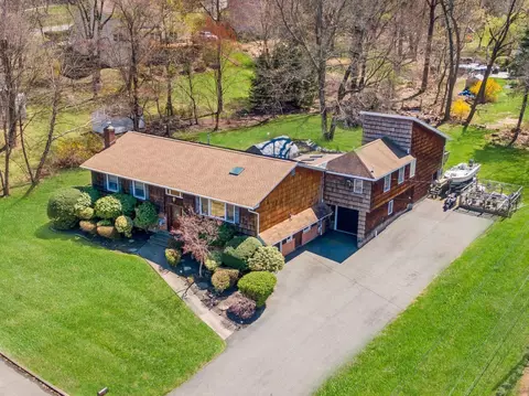 2 Aura Dr, Clarkstown, NY 10989