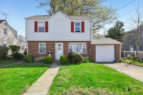 314 Latham Rd, North Hempstead, NY 11501