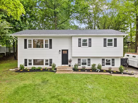 31 Pennsylvania Ave, Clarkstown, NY 10989