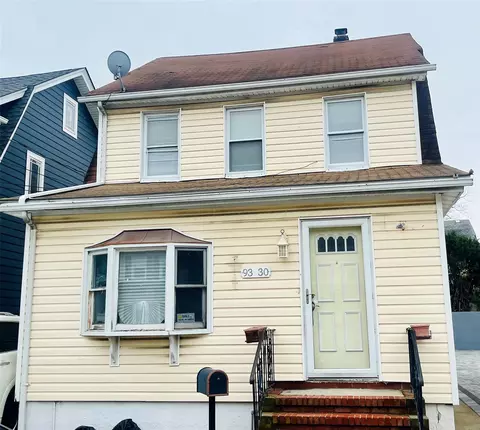 93-30 246th St, Hempstead, NY 11001