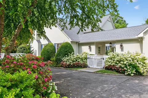 11 Morgan Ln, Locust Valley, NY 11560