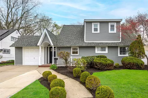 9 Tiptop Ln, Hicksville, NY 11801