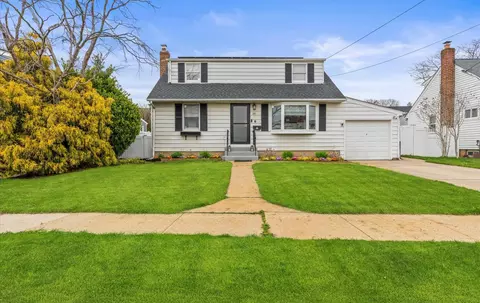 20 Kensington Ave, Massapequa, NY 11758